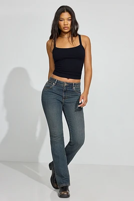 Jean à taille mi-haute et jambe semi-évasée