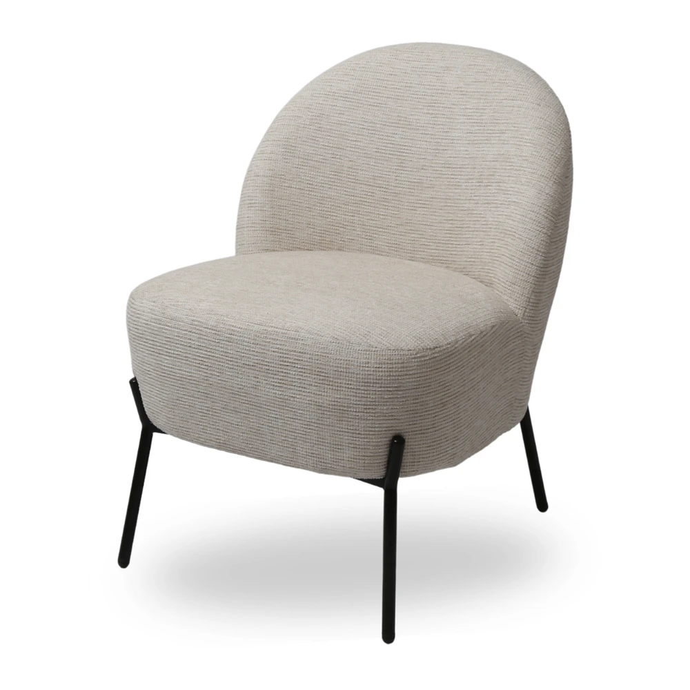 Chaise d'appoint beige avec pieds en métal noir