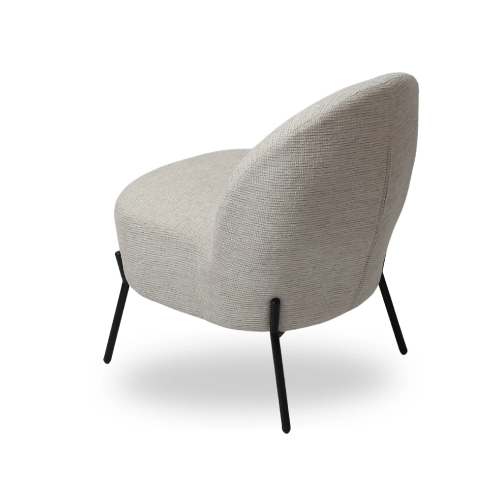 Chaise d'appoint beige avec pieds en métal noir