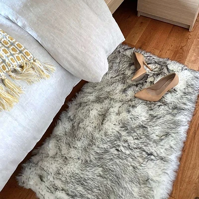 Tapis végétalien en fausse fourrure/peau de mouton « Bonnie »