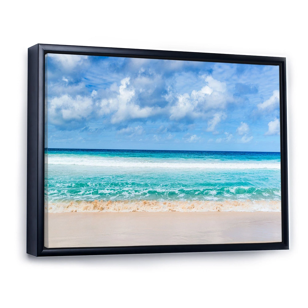 Toile « Tranquil Beach Under White Clouds »