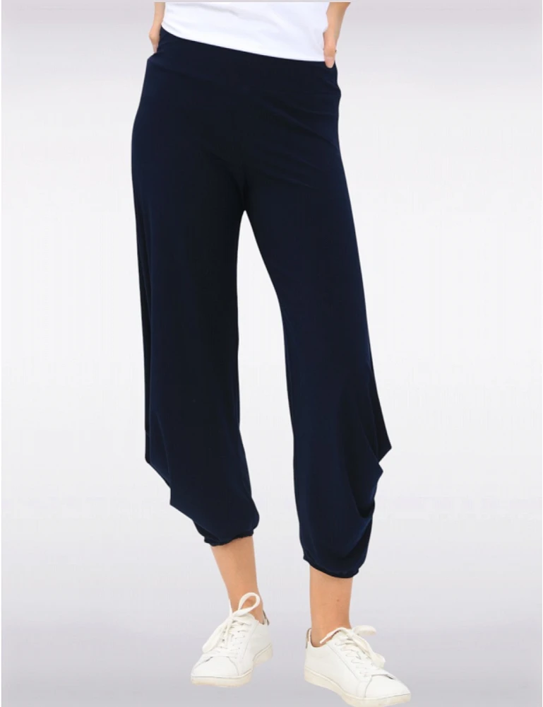 Manteaux | La maison du manteau au Québec Pantalon Drapé Harem Fluide et Chic par Amani Couture