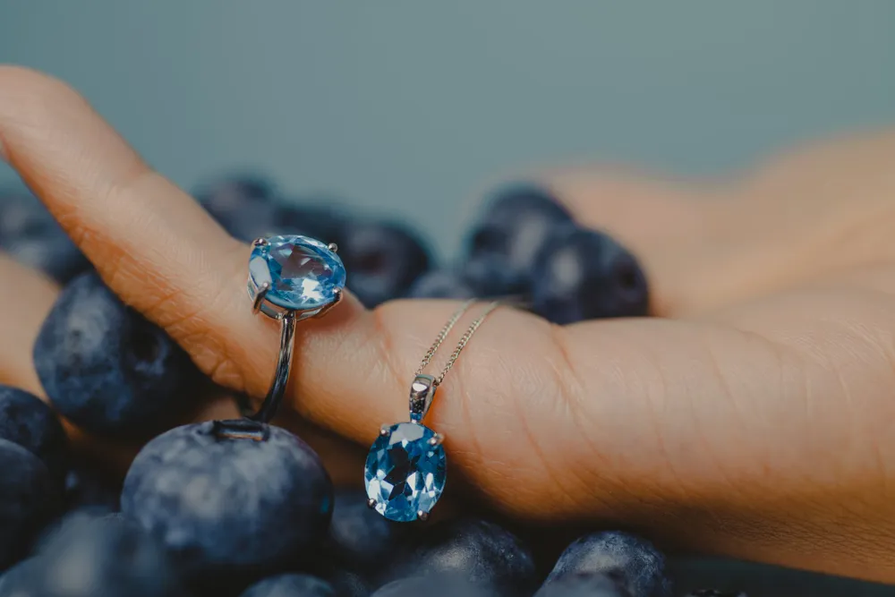 Cleo Pendant with Blue Topaz in 10kt White Gold with Chain