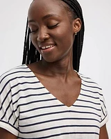 T-shirt rayé à col V