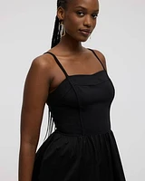 Robe midi sans manches à encolure en coeur