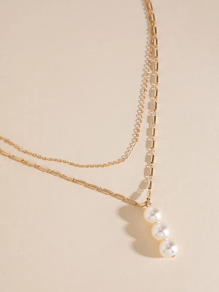 Short Layered Necklace with 3-Pearl Pendant