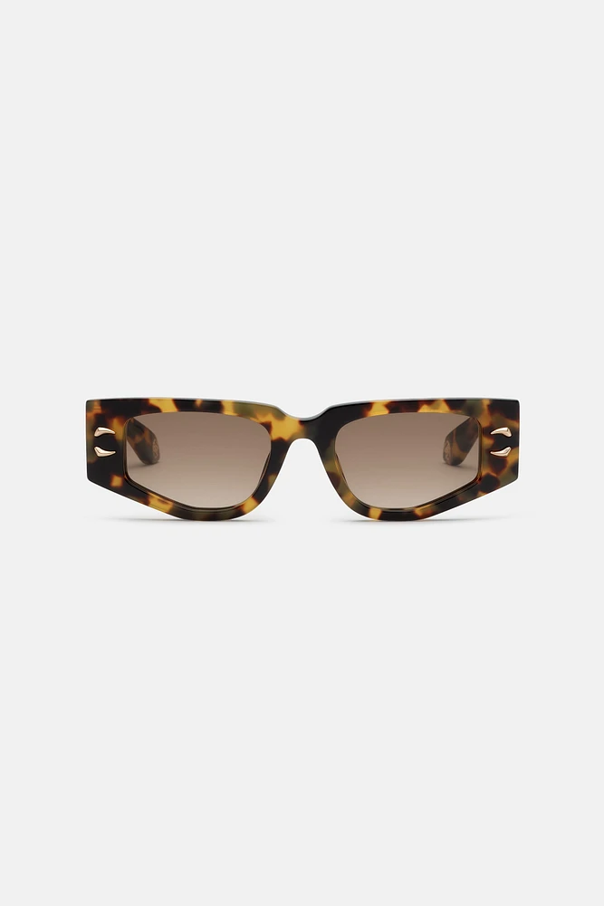 Sunglasses with rectangular front and fangs