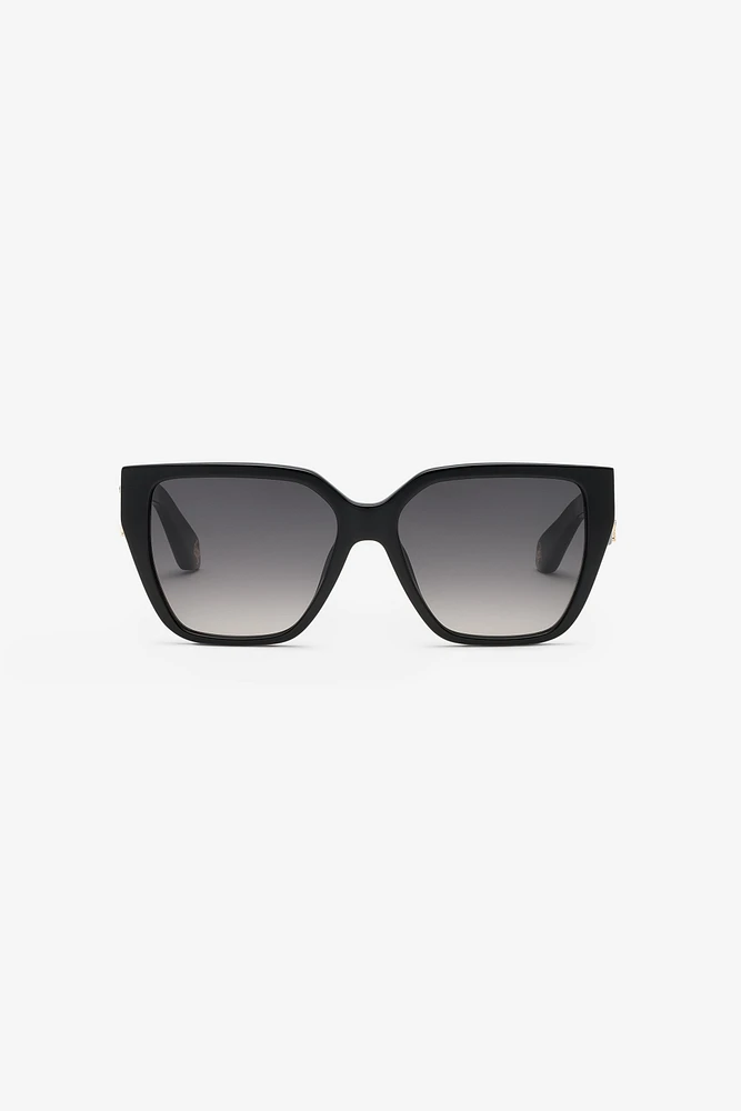 Sunglasses with wide and feminine front