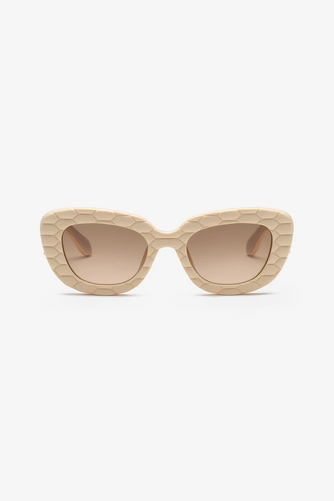 Sunglasses with wide bold cat-eye front