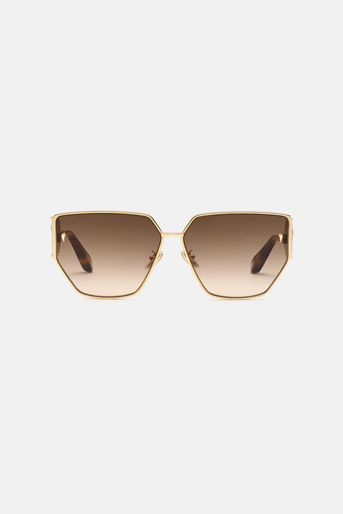 Sunglasses with wide shape front