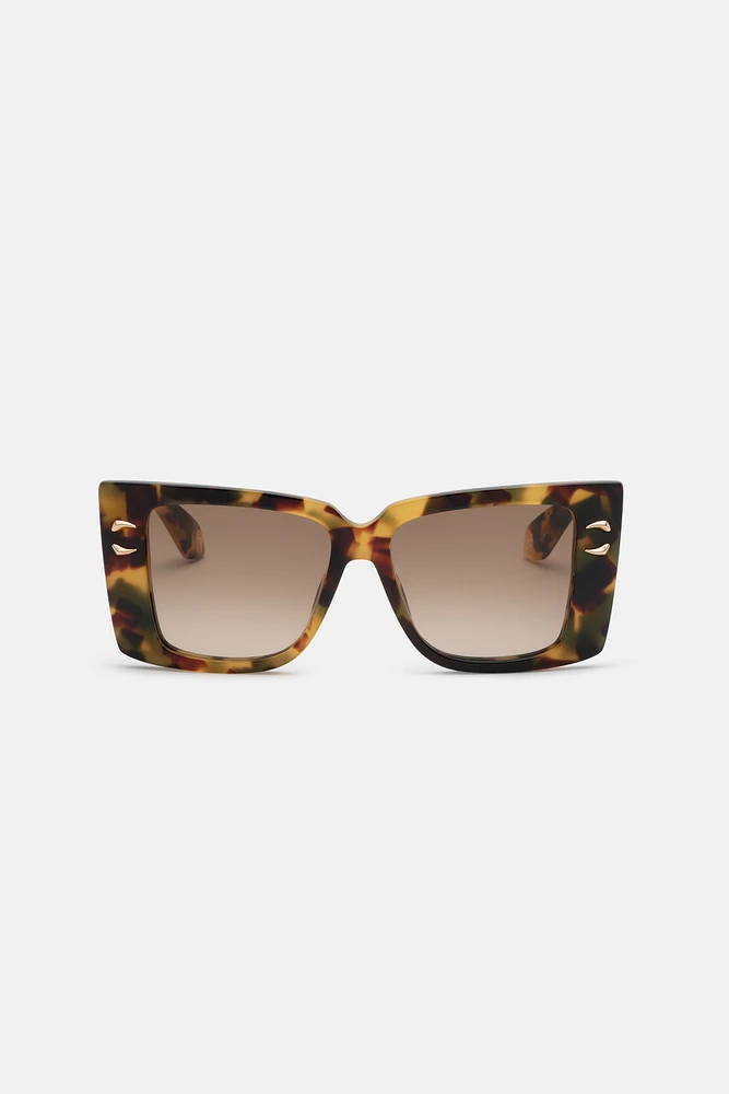 Sunglasses with wide rectangular front and fangs