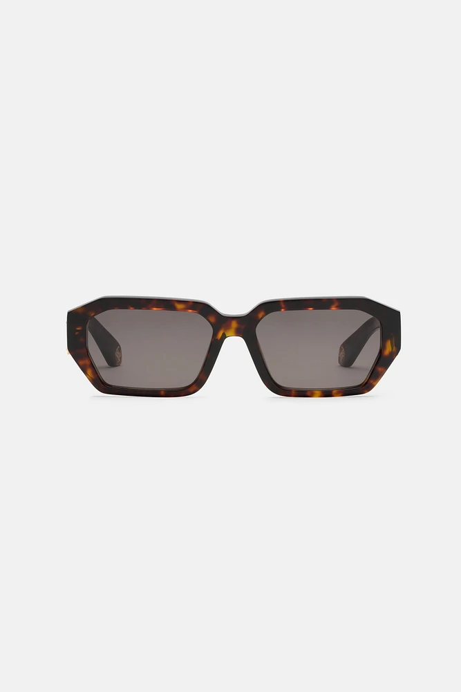 Sunglasses with wide rectangular front and fangs