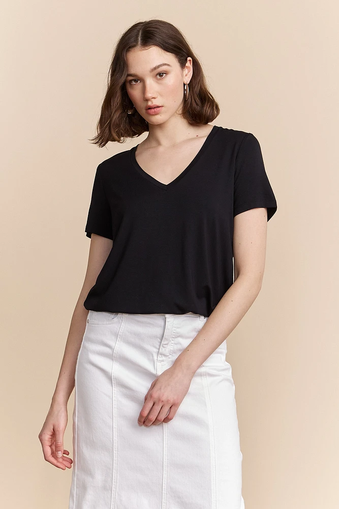 V-neck shirt with drawstring