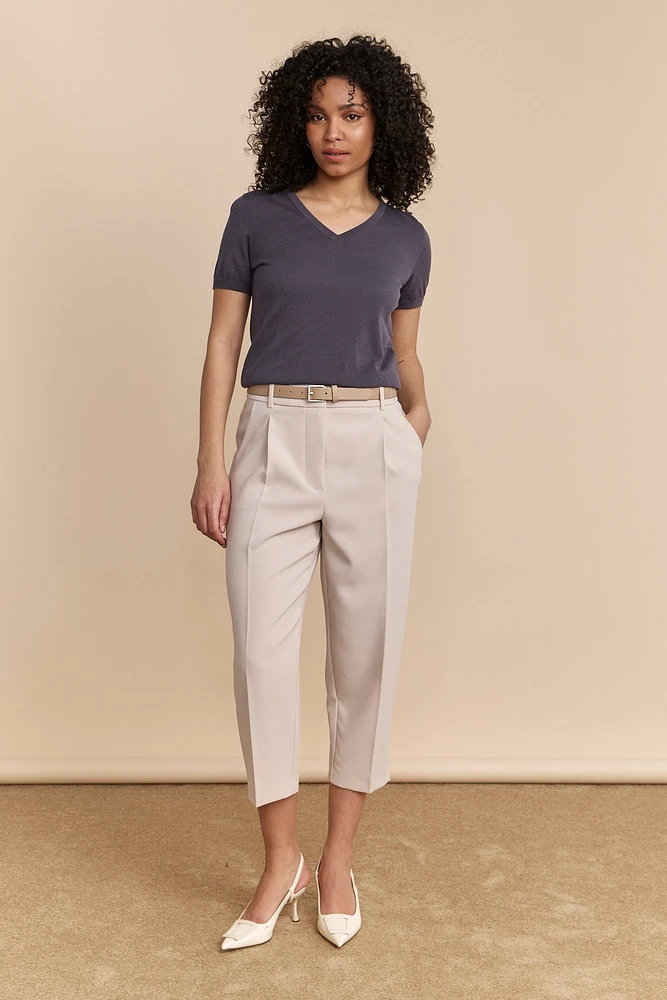 Cropped pants with pleats
