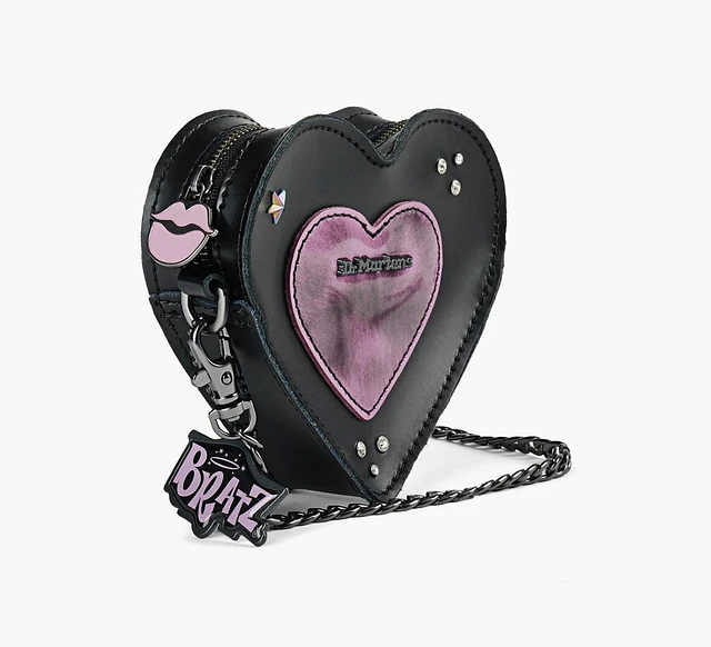 【Dr.Martens】ミニ ハート型 バッグ Bratz MICRO HEART BAG BRATZ in Leopard | Dr. Martens