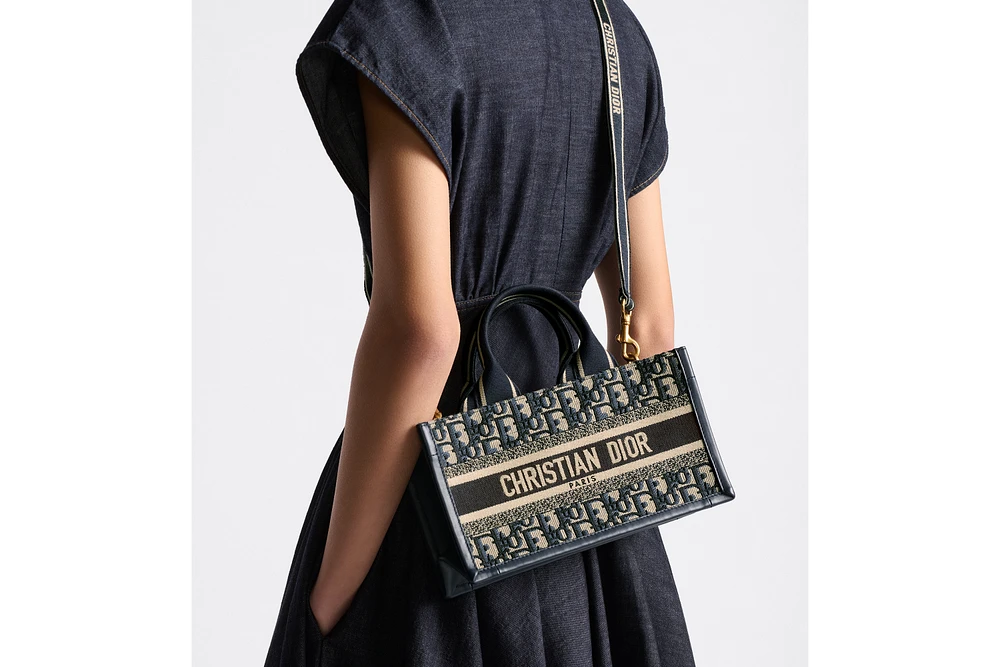 【一瞬で虜に】East-West Dior Book Tote バッグ ストラップ付き East-West Dior Book Tote with Strap Blue Dior Oblique